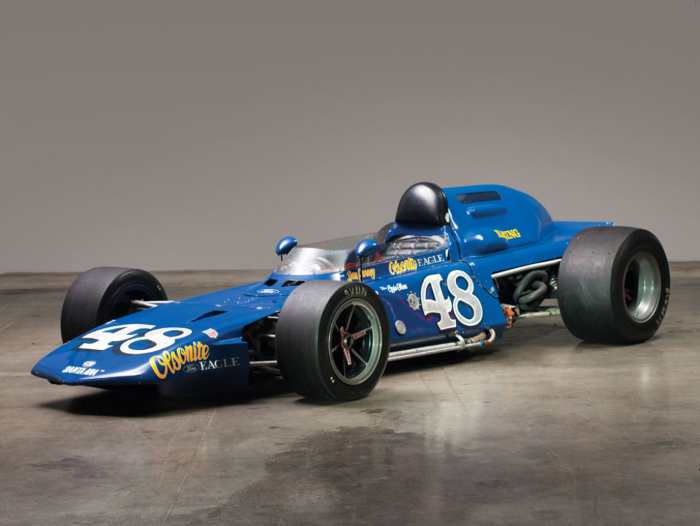 Vente RM Auctions de Monterrey : une brochettes de voitures de courses.