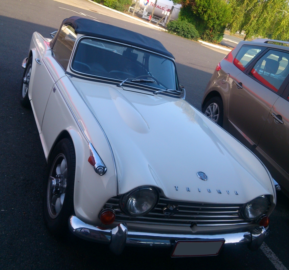 Vue dans la rue : Triumph TR4