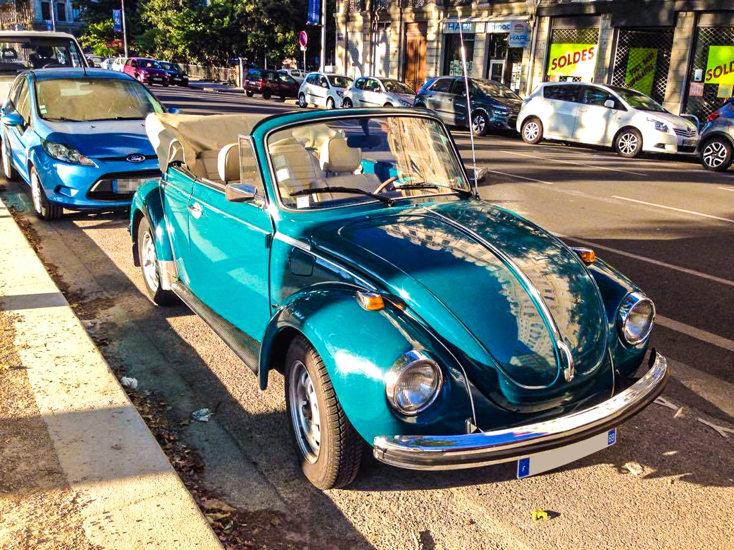 Une belle Cox Cabriolet dans la Rue