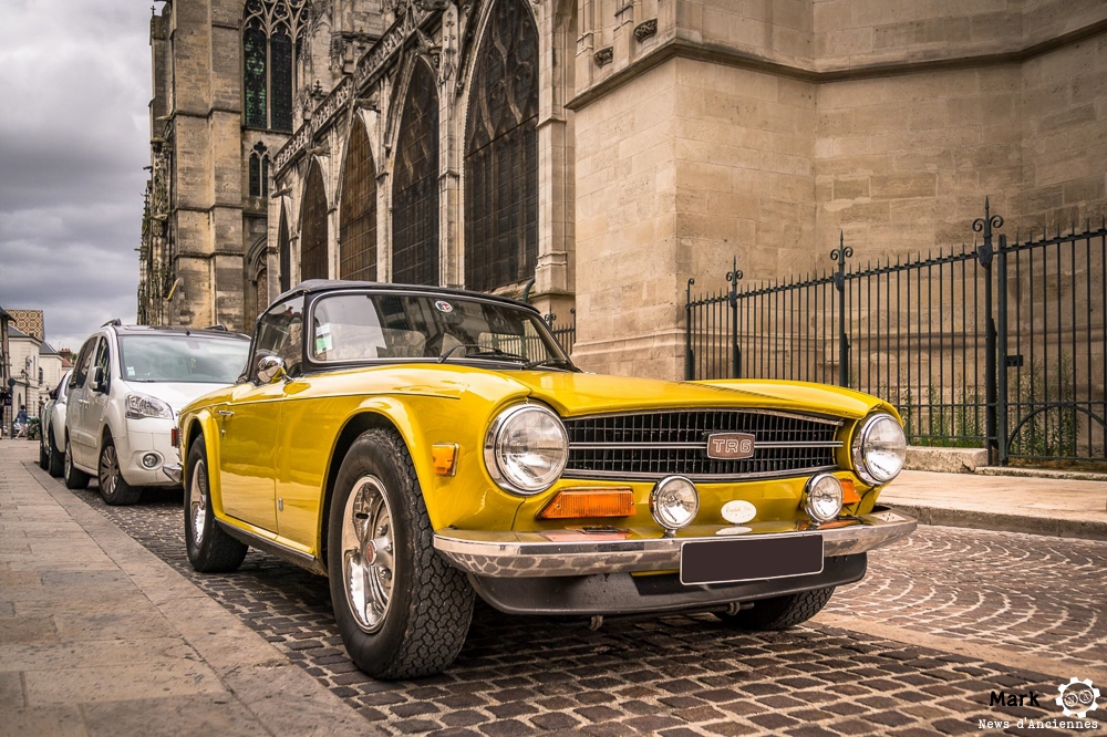 Entre un Musée et une Cathédrale, une belle Triumph TR6