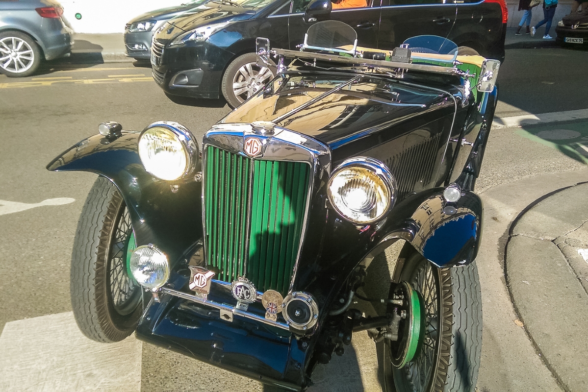 Garée au coin de la rue, une MG T Type