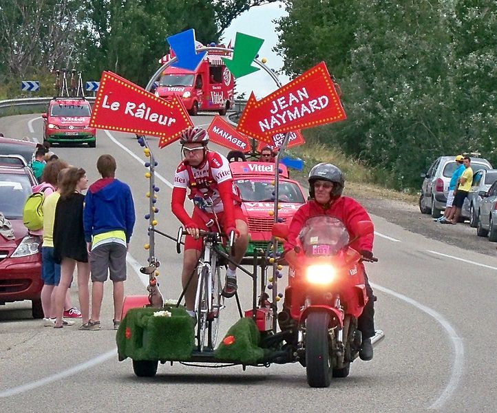 722px Étape 13 caravane 17- 2CV Cochonou