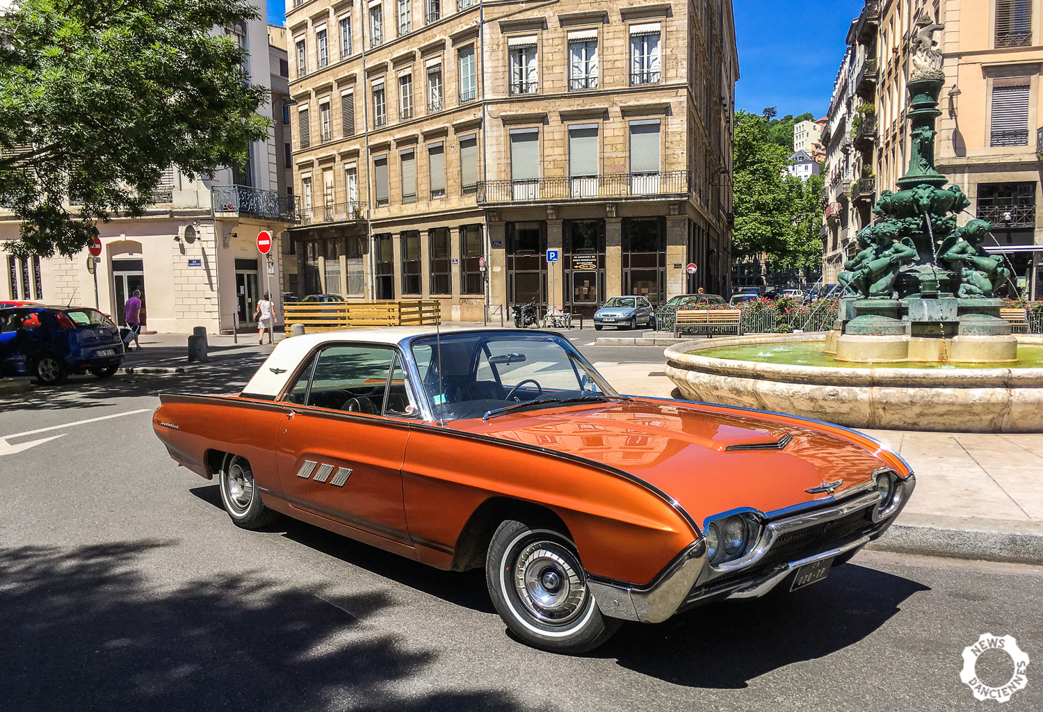 Vue dans la rue, une belle Ford Thunderbird
