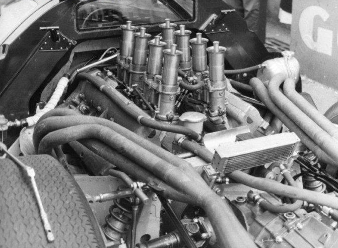 V8 Aston Martin dans la Lola Fabrizio Pravedoni-