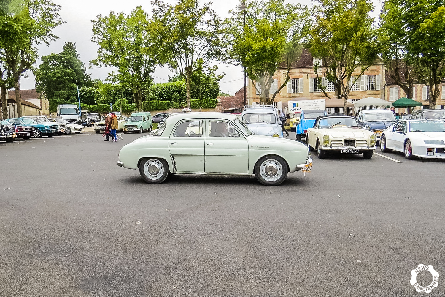 La pluie n&rsquo;aura pas chassé les anciennes du Sézanne Rétro Mobile 2017