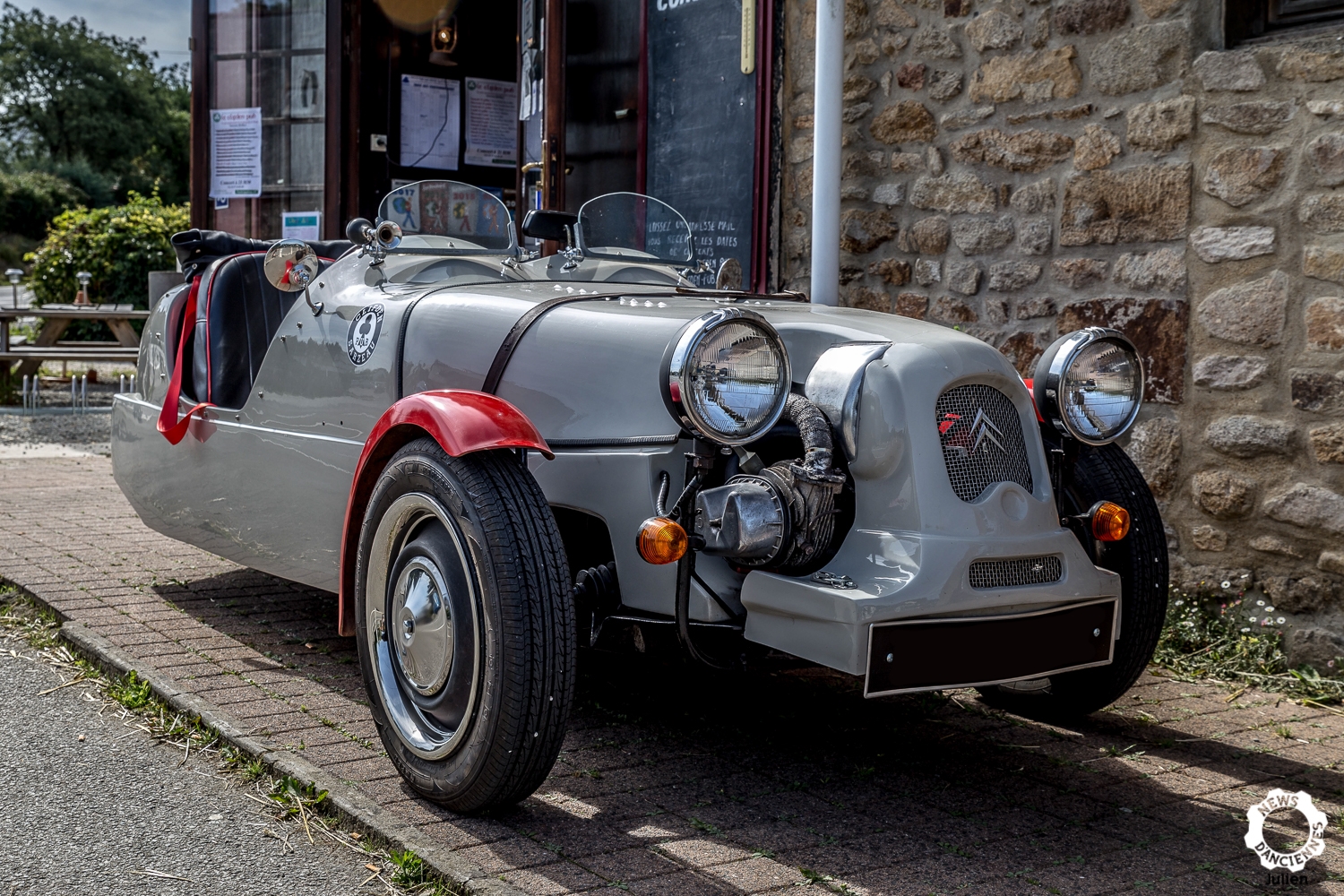 Sous le Soleil Breton, une Lomax, la 2CV Three-Wheeler