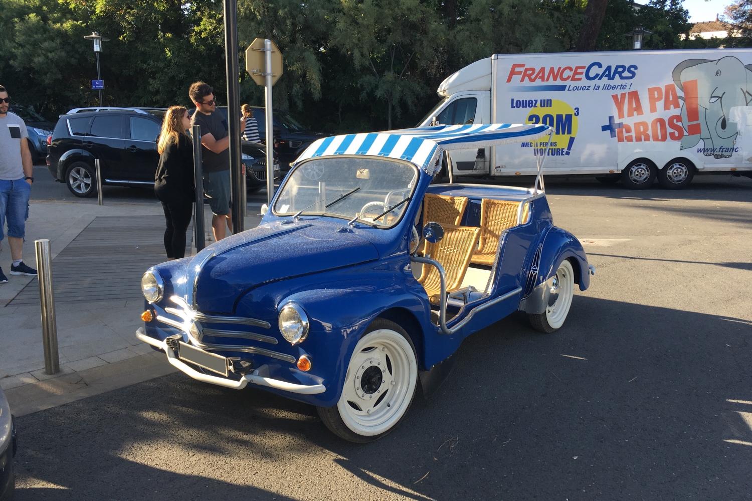 Cette fois, Clément a croisé une Renault 4CV Jolly !