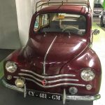 Renault 4CV dans le parking 10- Renault 4CV