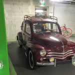 Renault 4CV dans le parking 8- Renault 4CV