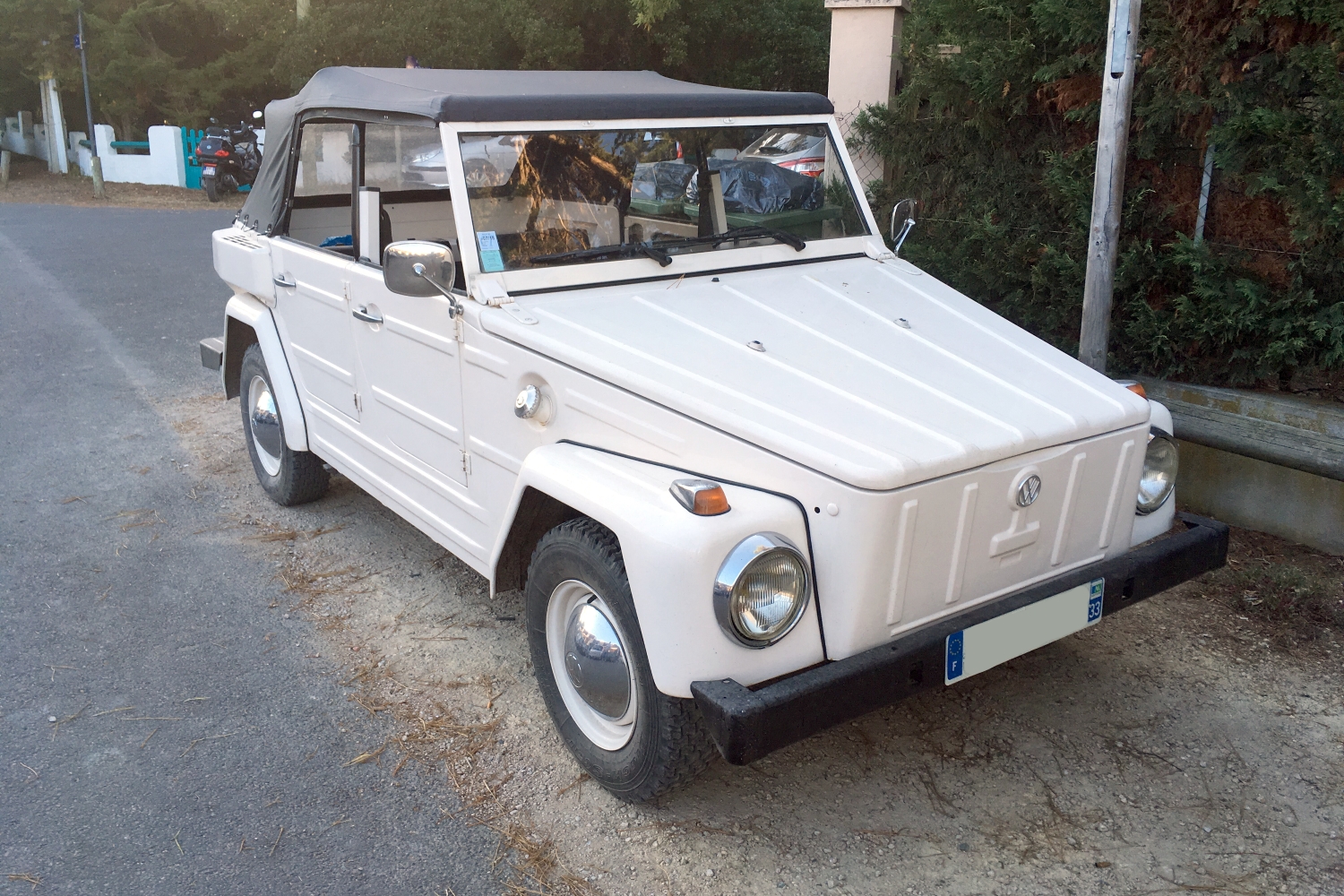 Dans la rue, une Volkswagen Type 181, un autre tout-terrain urbain