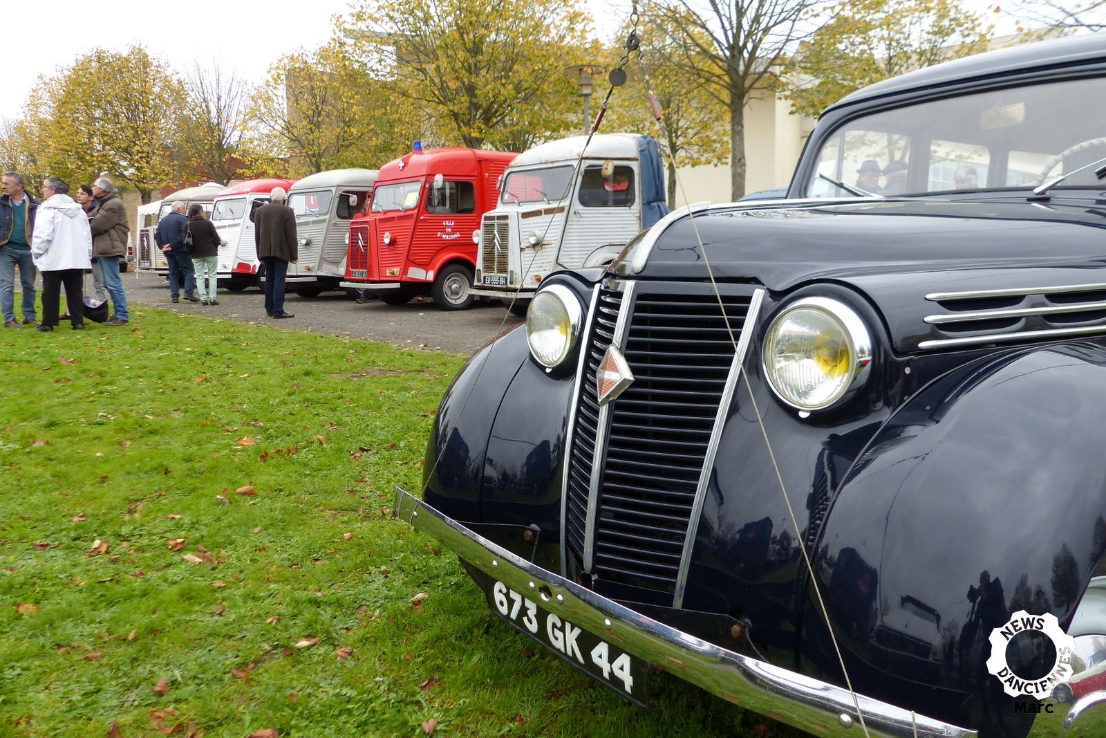 Citroën HY et Juvaquatre à la fête au rasso des Dérouillés des Trois Provinces