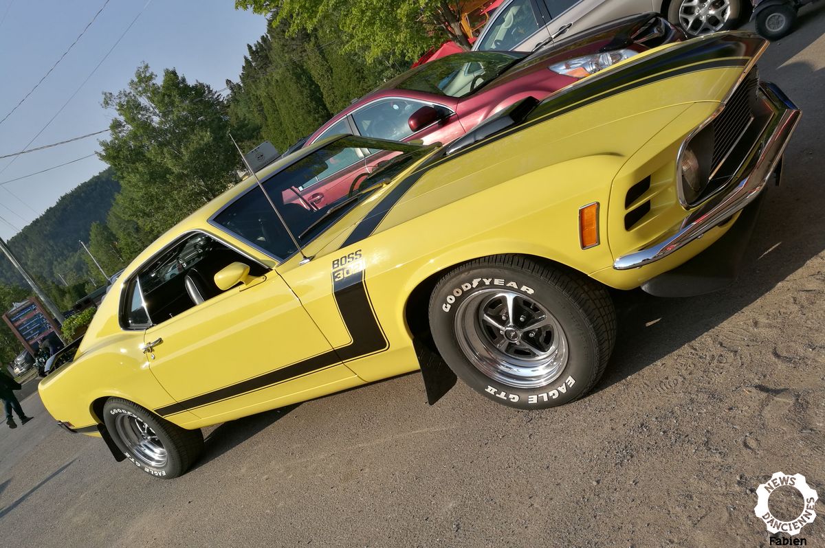 Vue sur les Routes Canadiennes, une Mustang Boss 302