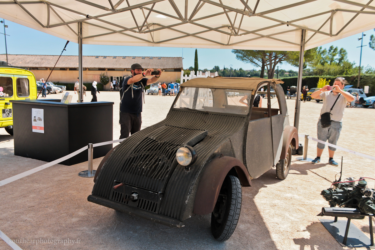 Belle expo pour les 70 ans de la 2 CV à Uzès en terres gardoises
