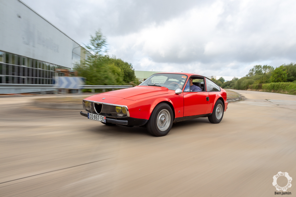 Au volant d&rsquo;une Alfa Romeo Junior Zagato, le biscione en mode original