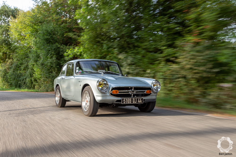Au volant de la Honda S800, une puce au compte-tour démoniaque !