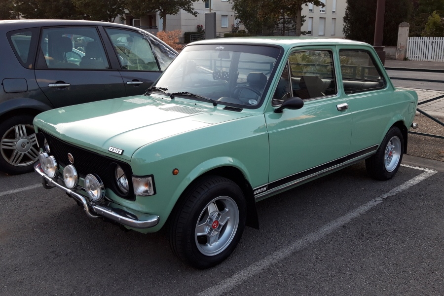 Vue dans la rue, la Fiat 128 Rally, version sportive de la première compacte moderne de Fiat