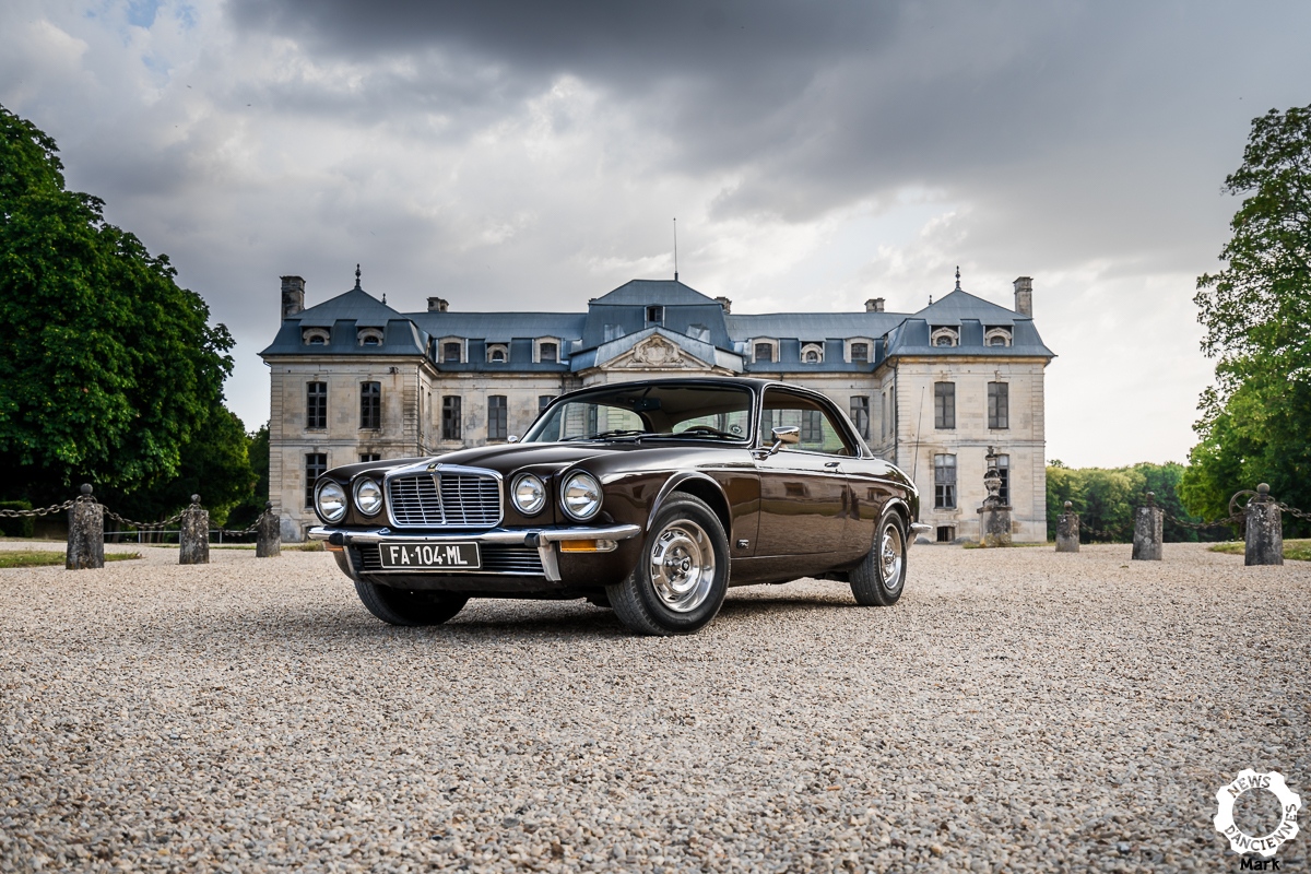Au volant de la Jaguar XJC, beauté simple et plaisir tranquille