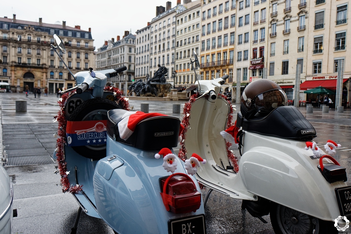 Les scooters derrière Le père Noël des gones 2019