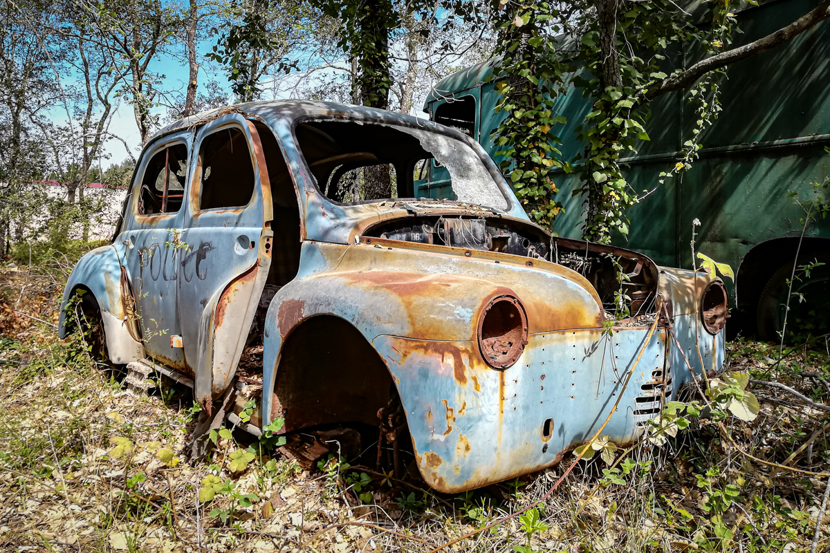 Nos Anciennes Abandonnées : la 4CV dépouillée