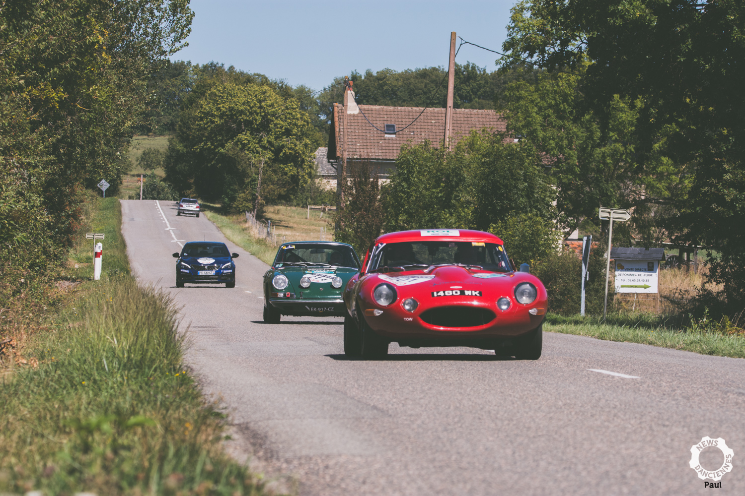 Mon Tour Auto 2020 avec un appareil photo et une ancienne