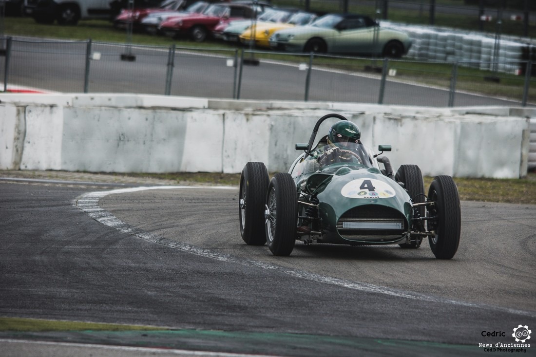 Aston Martin DBR4 et DBR5, premiers contacts avec la catégorie reine