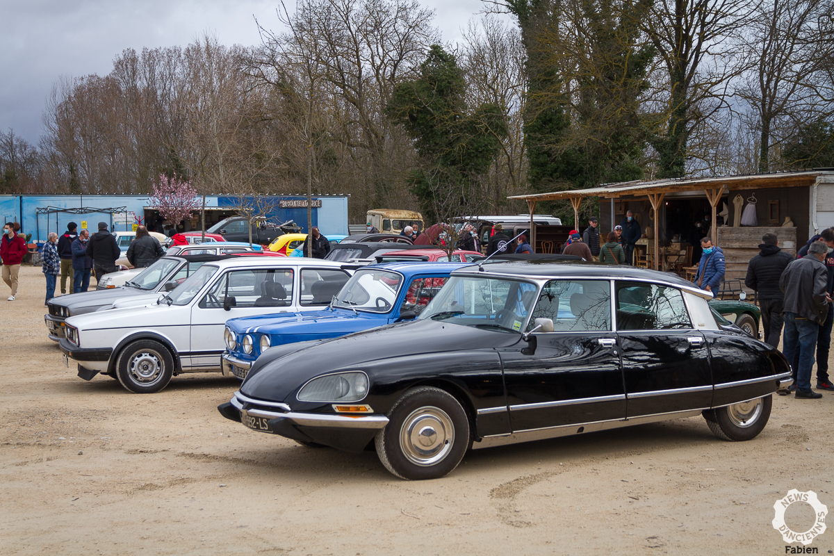 Les anciennes fidèles au village des brocanteurs
