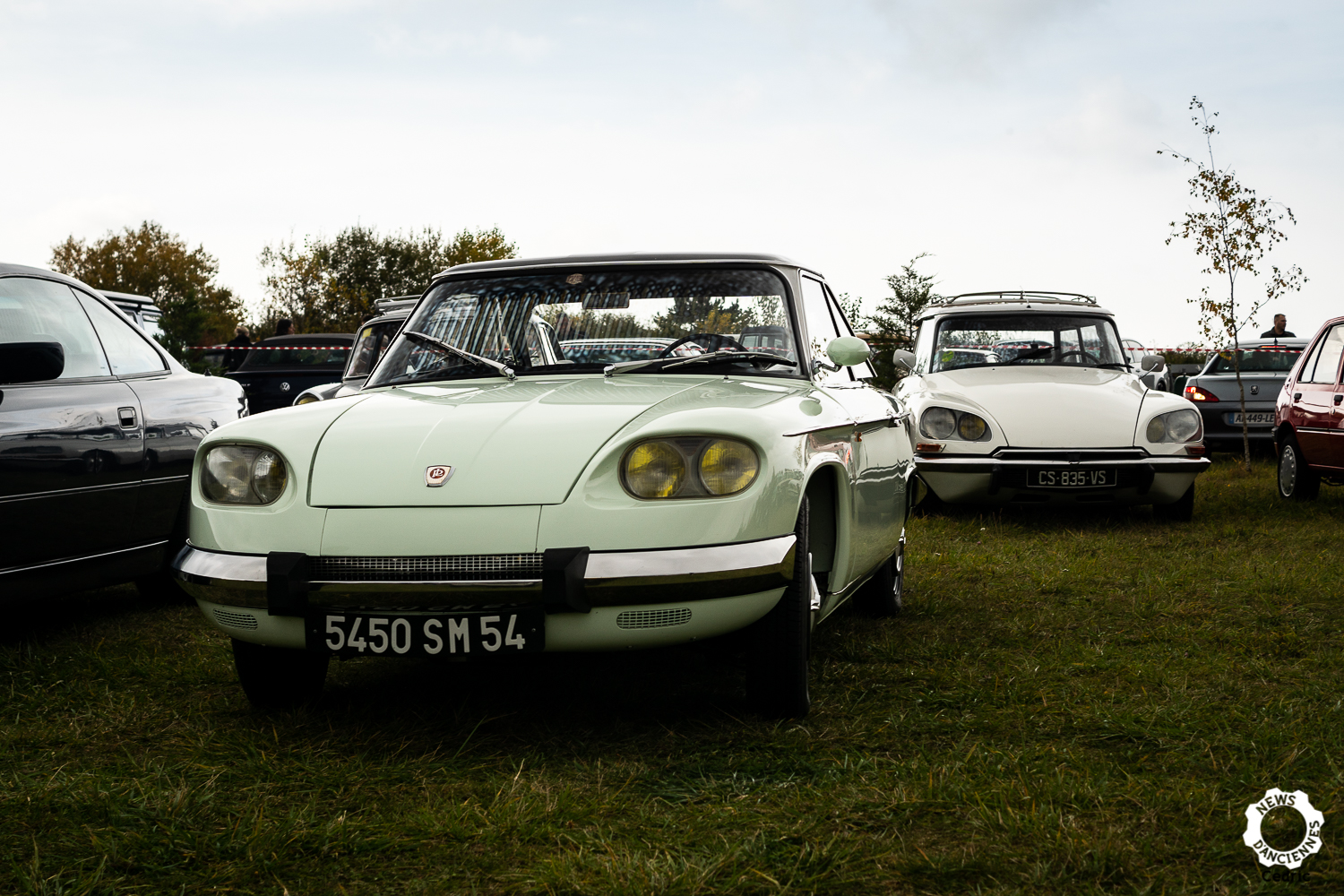 La Citroën DS a-t-elle piqué les phares de la Panhard 24 ?