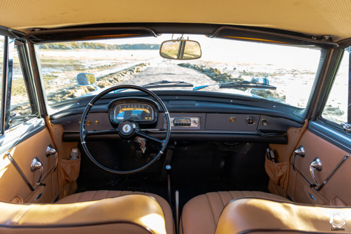 Intérieur de la Renault Caravelle Coupé