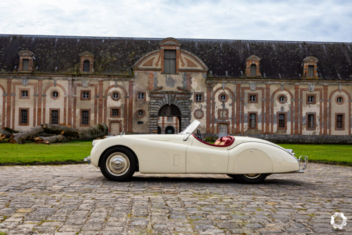 Le sublime dessin de la Jaguar XK120