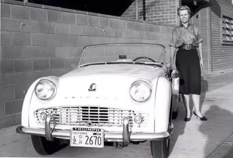 Dorothy Dean avec une Triumph TR3- Swallow Doretti