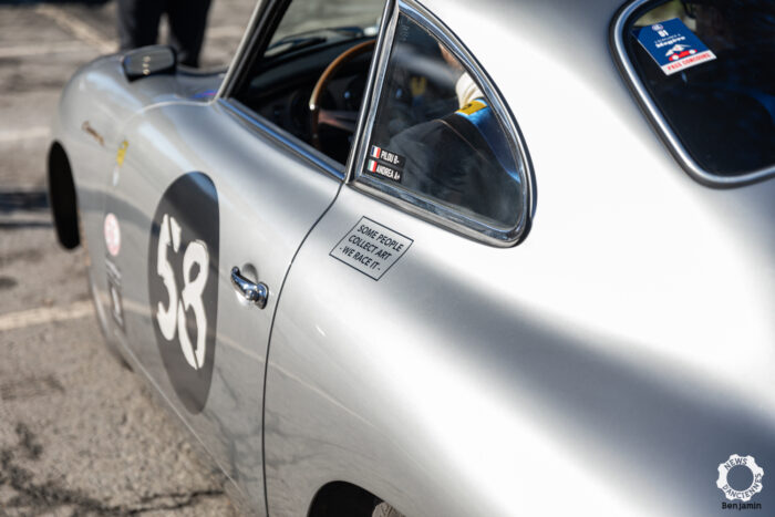 Autocollant sur une Porsche 356 lors de l'Élégance à Megève
